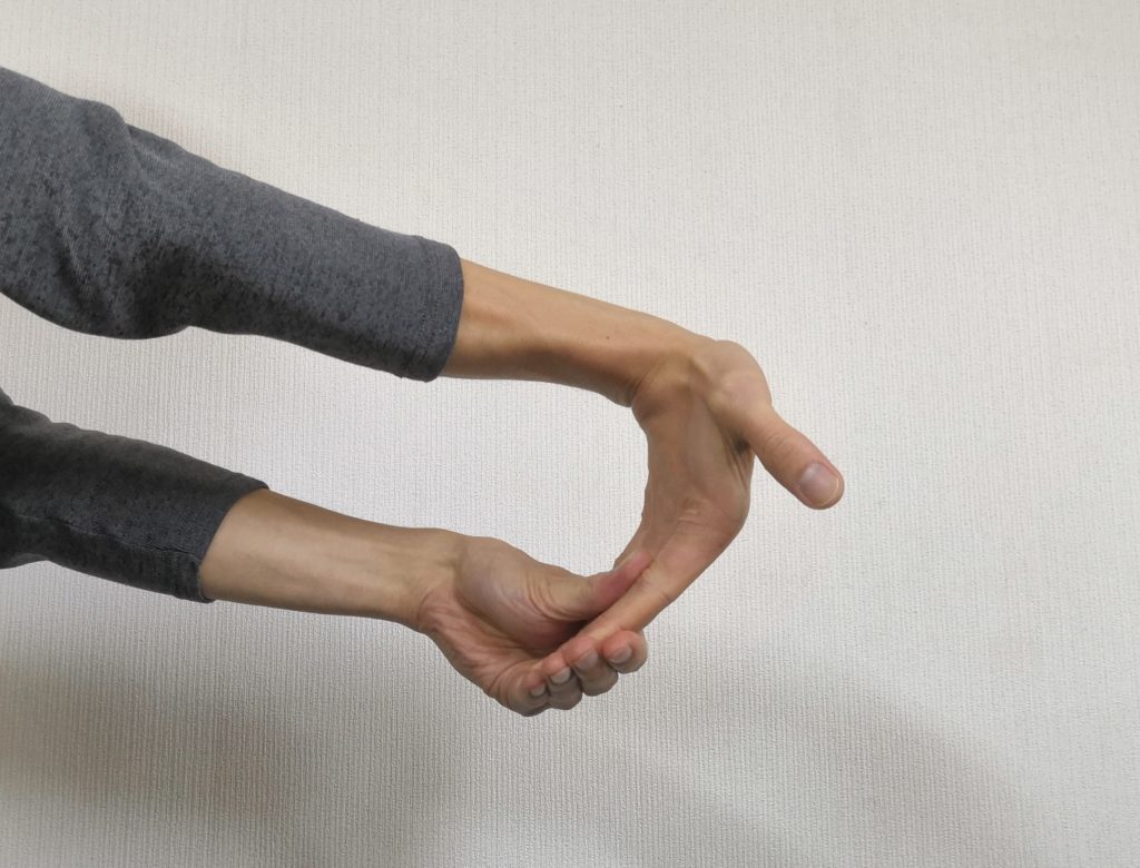手の屈筋ストレッチ２
