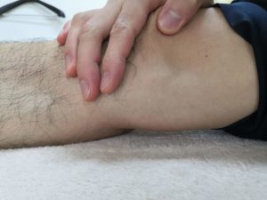 腰痛膝裏チェックくまのて接骨院1