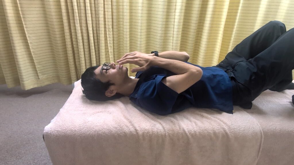 顔の前で顔を洗うように可動域を拡げるやり方①
