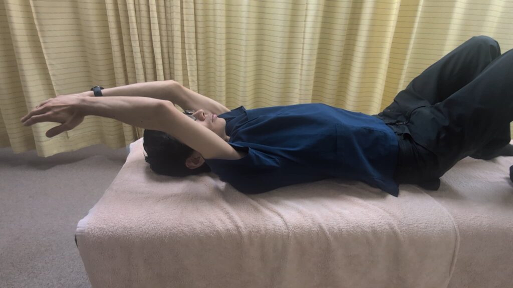 顔の前で顔を洗うように可動域を拡げるやり方②