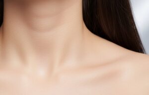 鎖骨が浮き上がっている女性